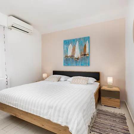 Neda Apartment *